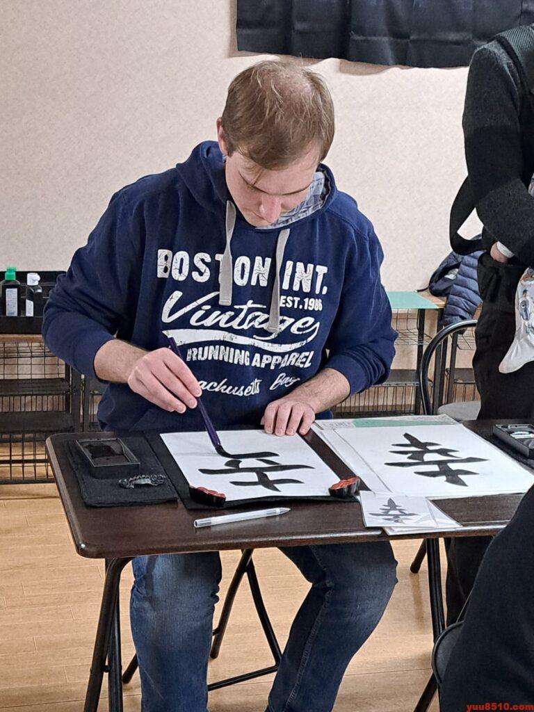書道塾優美舎での国際文化交流（書道体験）