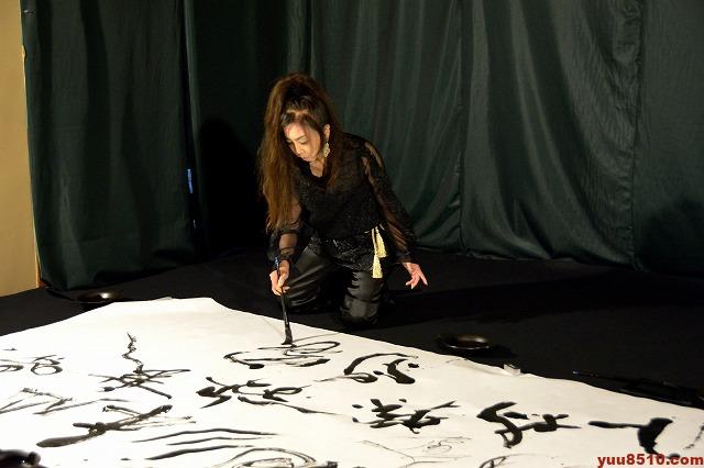 浅井微芳による筆舞の様子