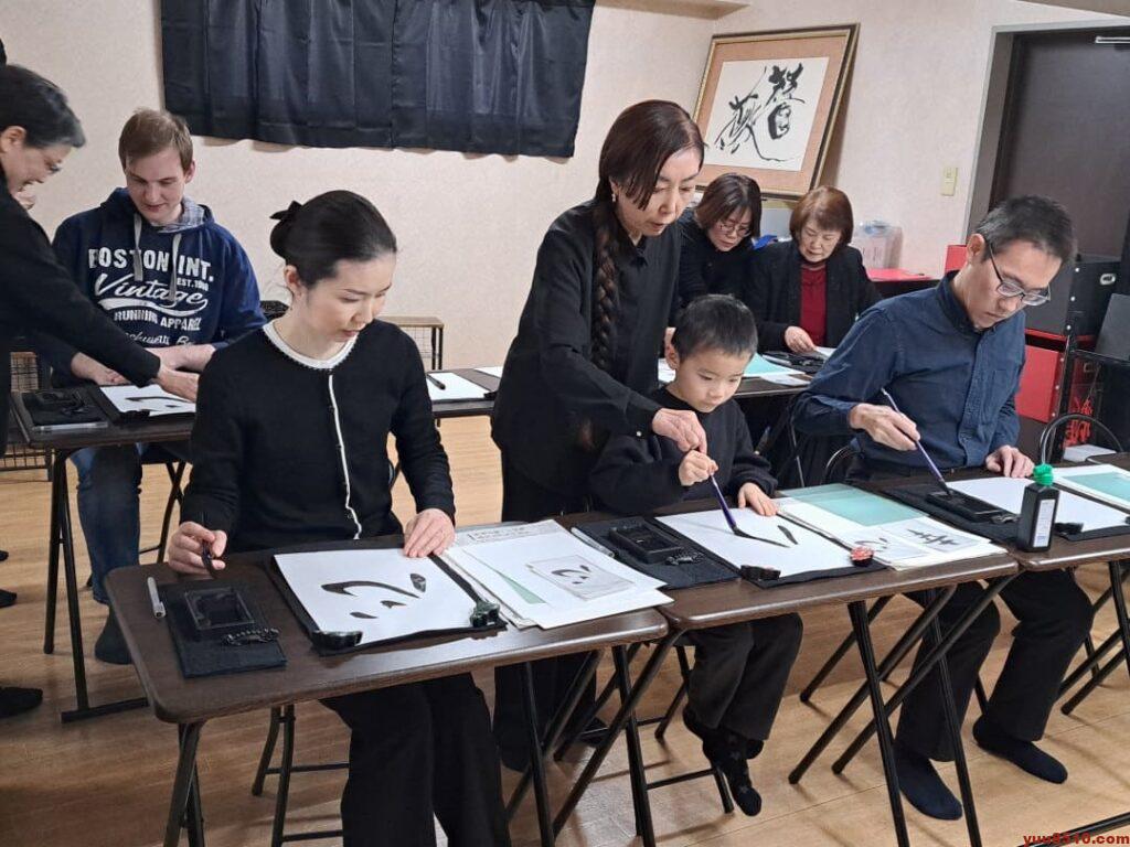 書道塾優美舎での国際文化交流（書道体験）
